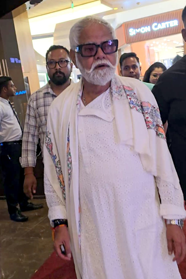 ‘ফেরা’-র মাধ্যমে প্রথম বার বাংলা ছবিতে অভিনেতা সঞ্জয় মিশ্র। দুধসাদা পাঞ্জাবির সঙ্গে হালকা কাজের বাহারি সালে ছবির বিশেষ প্রদর্শনীর রাতে হাজির বলি-অভিনেতা। 