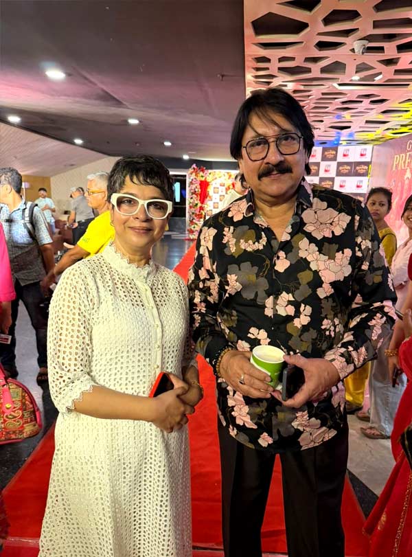 এক সময়ের অন্যতম আলোচিত অভিনেতা অর্জুন চক্রবর্তী। ‘ফুল পিসি ও এডওয়ার্ড’ ছবির মাধ্যমে অনেকদিন পরে বড়পর্দায়।দীর্ঘদিনের বন্ধু চূর্ণী গঙ্গোপাধ্যায়ের সঙ্গে ক্যামেরাবন্দি অভিনেতা। 