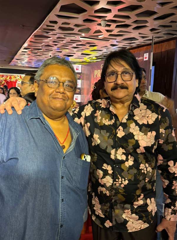 ছবিমুক্তির তারকাখচিত সন্ধ্যা। কাঁধে কাঁধ মিলিয়ে, হাসিমুখে ক্যামেরার সামনে দাঁড়ালেন সঙ্গীত পরিচালক ইন্দ্রদীপ দাশগুপ্ত এবং অভিনেতা অর্জুন চক্রবর্তী।