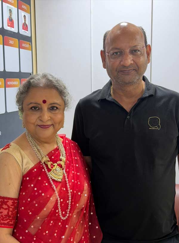 ছবিমুক্তির বিশেষ রাত। পরিচালক তথা প্রযোজক নন্দিতা রায়কে শুভেচ্ছা জানাতে হাজির হয়েছিলেন প্রযোজক শ্রীকান্ত মোহতা।