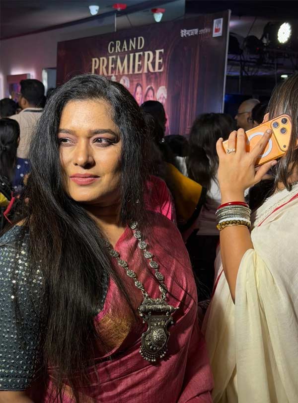 ‘ফুল পিসি ও এডওয়ার্ড’ ছবিতে এক নর্তকীর চরিত্রে দেখা গিয়েছে অভিনেত্রী অনন্যা চট্টোপাধ্যায়কে। শুটিংয়ের সময় যেমন চাপ নিয়েছেন, বিশেষ প্রদর্শনীতে তেমনই ফুরফুরে মেজাজে ফ্রেমবন্দি অভিনেত্রী।