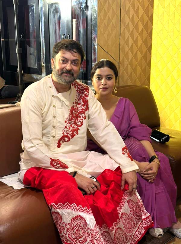 ছবিতে যেমন রাজকীয় ‘লুক’-এ দেখা গিয়েছে সাহেব চট্টোপাধ্যায়কে, ছবিমুক্তির সন্ধ্যায় তেমনই রাজকীয় বেশে হাজির হলেন অভিনেতা। সঙ্গে দেখা গেল গল্পের লেখিকা জ়িনিয়া সেনকে।  
