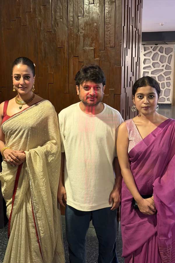 নায়িকা ও লেখিকার মাঝে আলো হয়ে দাঁড়িয়ে ছবির পরিচালক। রাইমা সেন এবং লেখিকা জ়িনিয়া সেনের মাঝে দাঁড়িয়ে ক্যামেরার সামনে পোজ় দিলেন পরিচালক শিবপ্রসাদ।