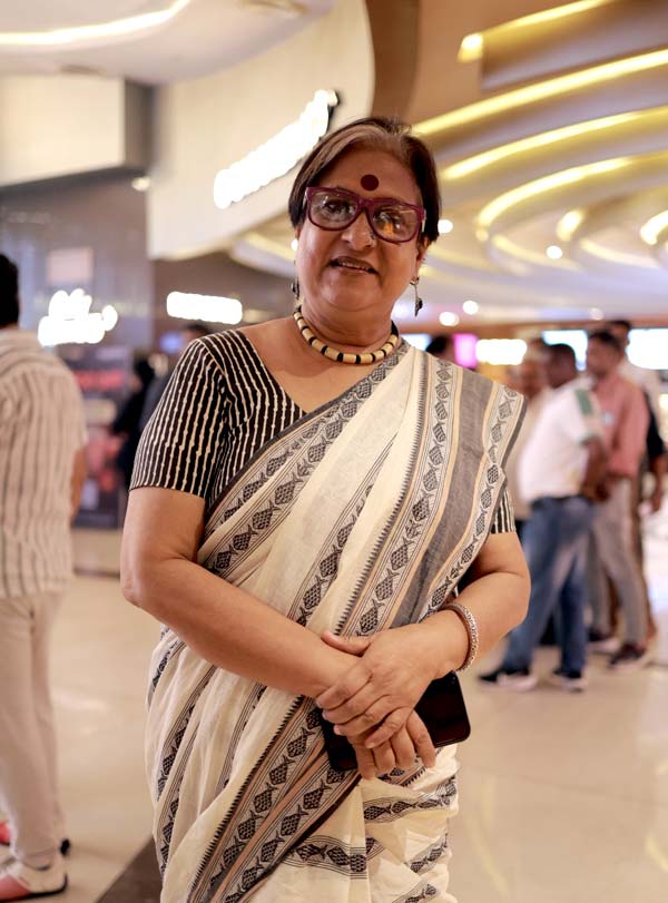 বহু দিন পরে ছবির প্রদর্শনীর সন্ধ্যায় হাসিমুখে ফ্রেমবন্দি পরিচালক সুদেষ্ণা রায়। কপালে বড় টিপ। কালো পাড়ের সাদা শাড়িতে এ দিন সেজেছিলেন তিনি।
