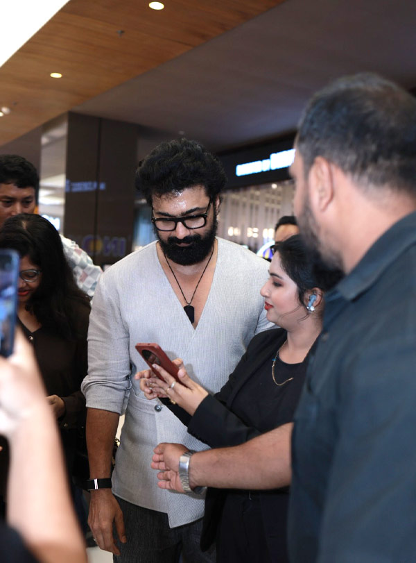 ‘ফেরা’র প্রদর্শনীর ঝলমলে রাত। হাজির দেব। প্রিয় নায়ককে হাতের নাগালে পেয়ে একমুহূর্ত সময় নষ্ট করতে রাজি নন তাঁর অনুরাগীরা। সঙ্গে সঙ্গে নিজস্বীর আবদার করতে ভুললেন না তাঁরা।