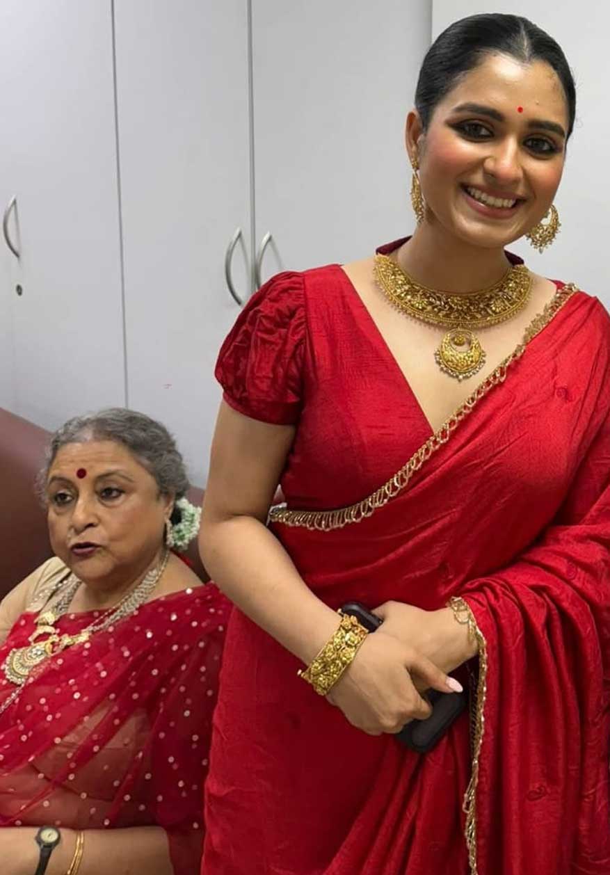 প্রথম বার বড়পর্দায় শ্যামৌপ্তি মুডলী। তাই ছবিমুক্তির রাতে নিজের বিয়ের শাড়িতে সেজেই ধরা দিলেন নায়িকা।