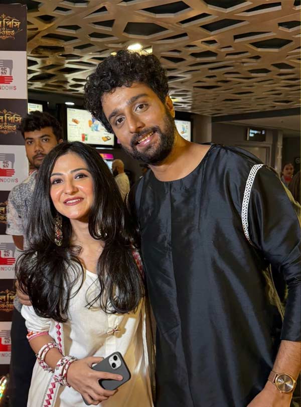 ‘ফুল পিসি ও এডওয়ার্ড’ ছবির বিশেষ প্রদর্শনীর রাতে খুনসুটিতে ধরা দিলেন ঐশ্বর্যা সেন এবং সৌম্য মুখোপাধ্যায়। দু’জনের পোশাকে ছিল অন্য রংমিলন্তি। সাদা-কালো পোশাকে যেন জুটি হিট।