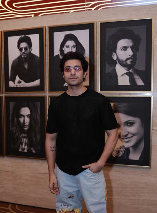 ‘ফেরা’র প্রিমিয়ারের রাতে একাই ধরা দিলেন রোহন ভট্টাচার্য। অভিনেতাকে দেখে সকলের মনে প্রশ্ন, ‘অঙ্গনা কোথায়’? কালো শার্ট আর জিন্‌স পরে অন্যরকম দেখাচ্ছিল অভিনেতাকে।