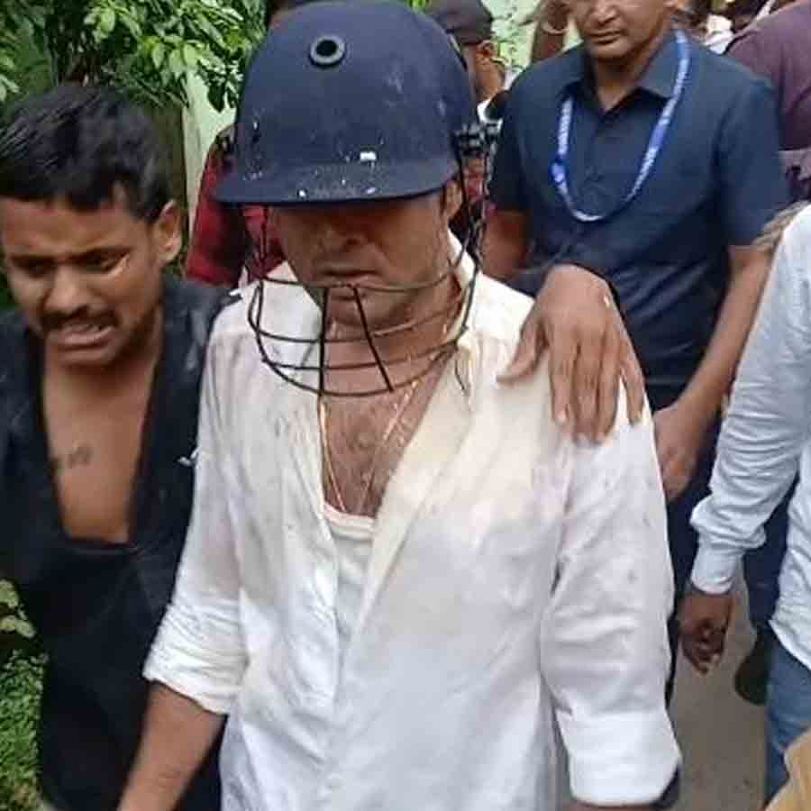 বিধ্বস্ত অভিষেক বন্দ্যোপাধ্যায়। তাঁকে ঘিরে নিয়ে যাচ্ছেন তৃণমূলের এক কর্মী।