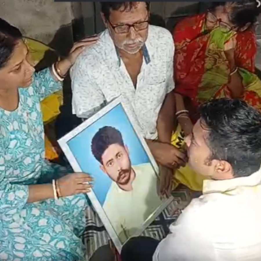 নিহত তৃণমূল কর্মীর বাড়িতে অভিষেক বন্দ্যো‌পাধ্য়ায়।