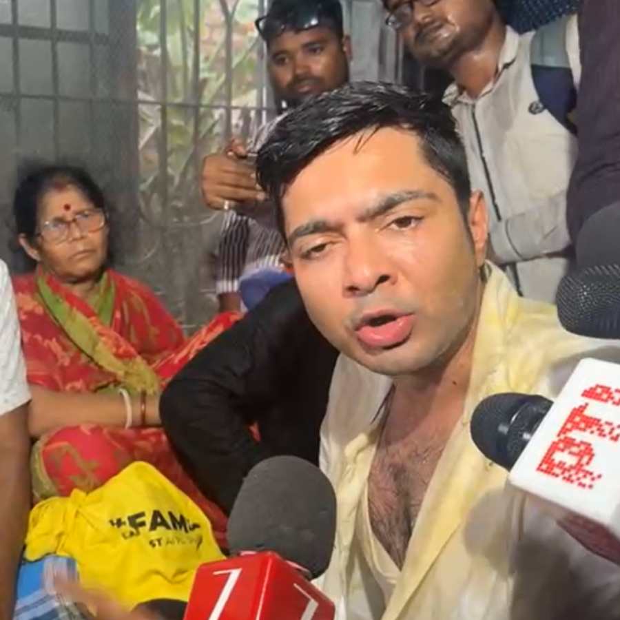 শনিবার সোনারপুরে নিহত দলীয় কর্মীর বাড়িতে তৃণমূলের সর্বভারতীয় সাধারণ সম্পাদক অভিষেক বন্দ্যোপাধ্যায়।