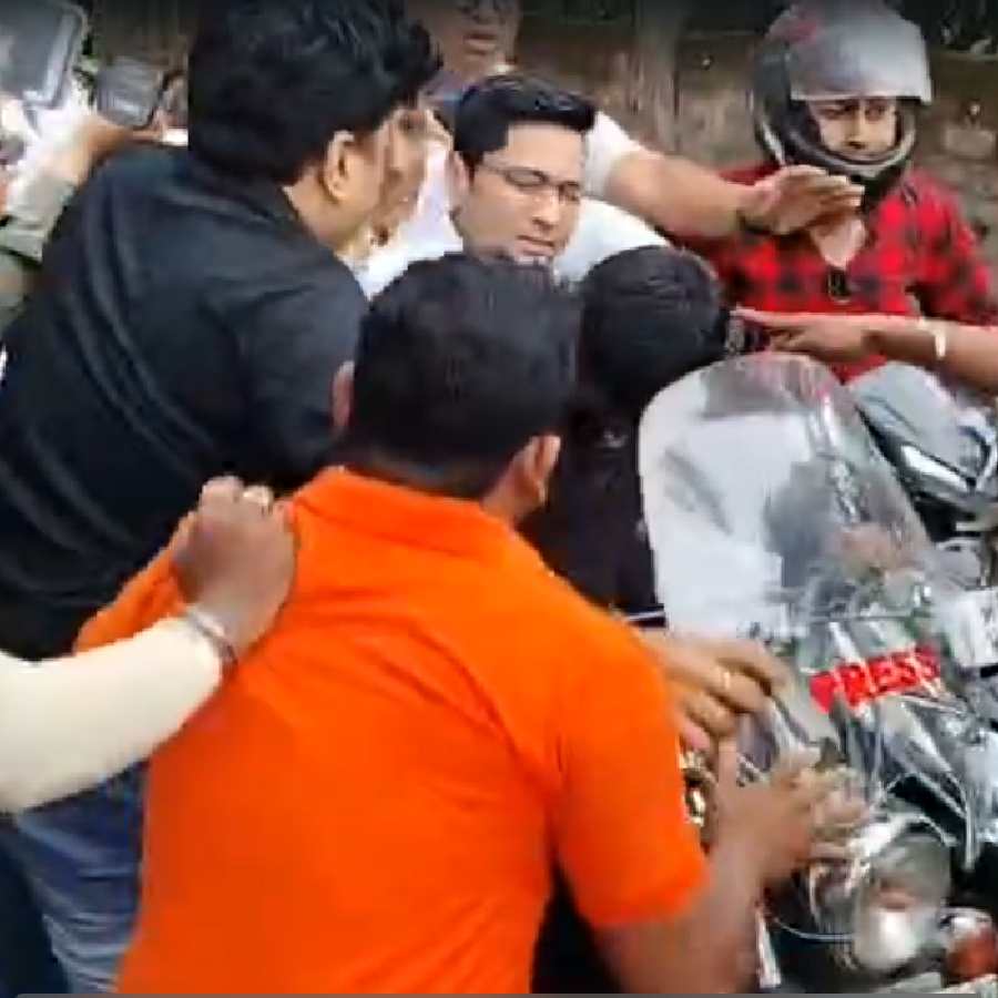 নিহত তৃণমূল কর্মী সঞ্জু কর্মকারের বাড়িতে অভিষেক বন্দ্যোপাধ্যায়।