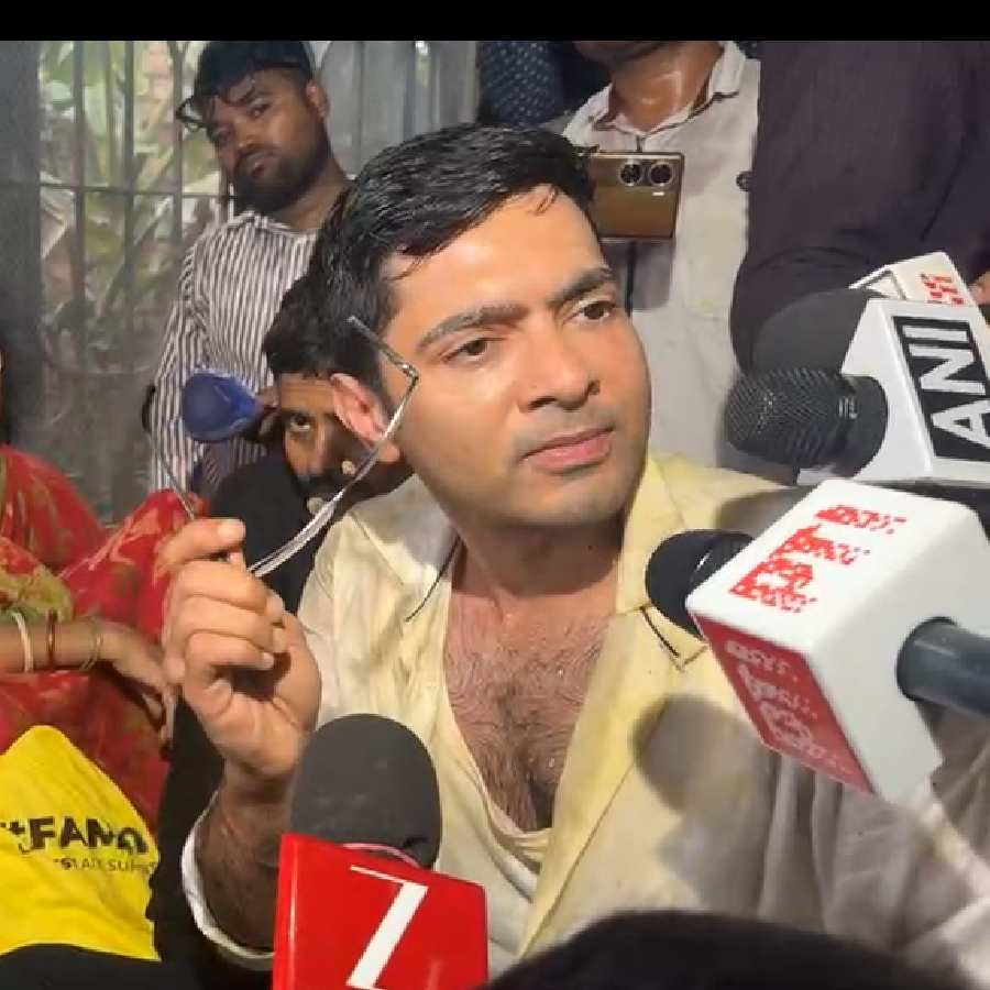 নিহত তৃণমূল কর্মী সঞ্জু কর্মকারের বাড়িতে অভিষেক বন্দ্যোপাধ্যায়।