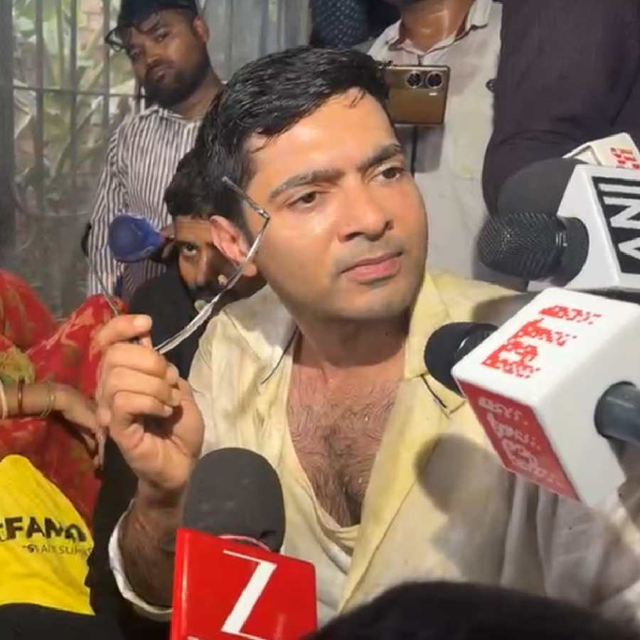 নিহত তৃণমূল কর্মী সঞ্জু কর্মকারের বাড়িতে অভিষেক বন্দ্যোপাধ্যায়।