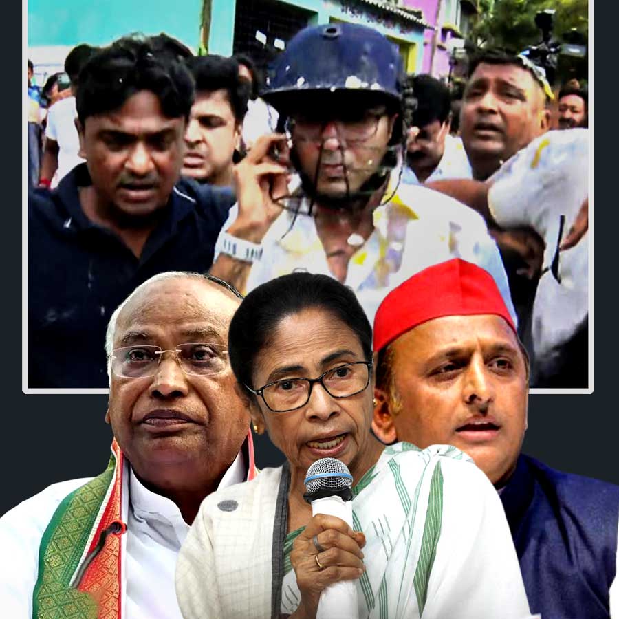 অভিষেক বন্দ্যোপাধ্যায়ের উপর হামলার প্রতিবাদে মল্লিকার্জুন খড়্গে, মমতা বন্দ্যোপাধ্যায়, অখিলেশ যাদব।