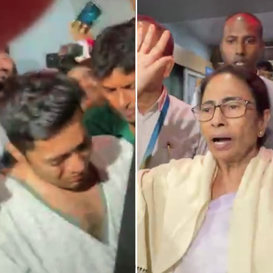 (বাঁ দিকে) অভিষেক বন্দ্যোপাধ্যায় এবং মমতা বন্দ্যোপাধ্যায় (ডান দিকে)।