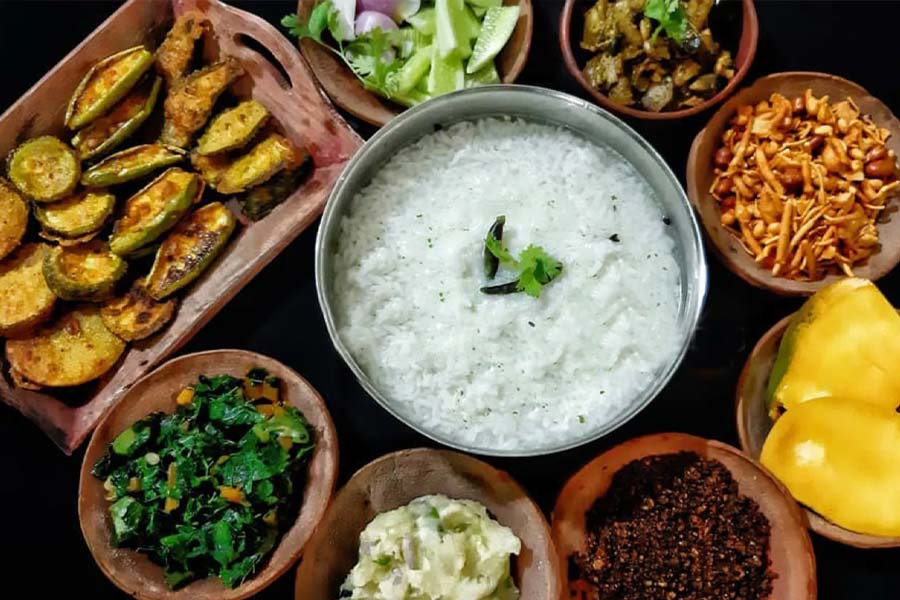 মজিয়ে নেওয়া ভাতই ওড়িশায় জনপ্রিয় 'পাখালা' নামে। বাসি পাখালায় রাতভর ভাত জলে ভিজিয়ে রাখা হয়। দহি পাখালায় জল ঢালা ভাতে মেশানো হয় টক দই। কেউ কেউ এতে শুকনো লঙ্কা, কারিপাতার ফোড়নও দেন। বড়িচুরা, শাকভাজা, মাছ, টম্যাটো ভর্তা, ভাজাভুজির সঙ্গে তা পরিবেশন করা হয়।