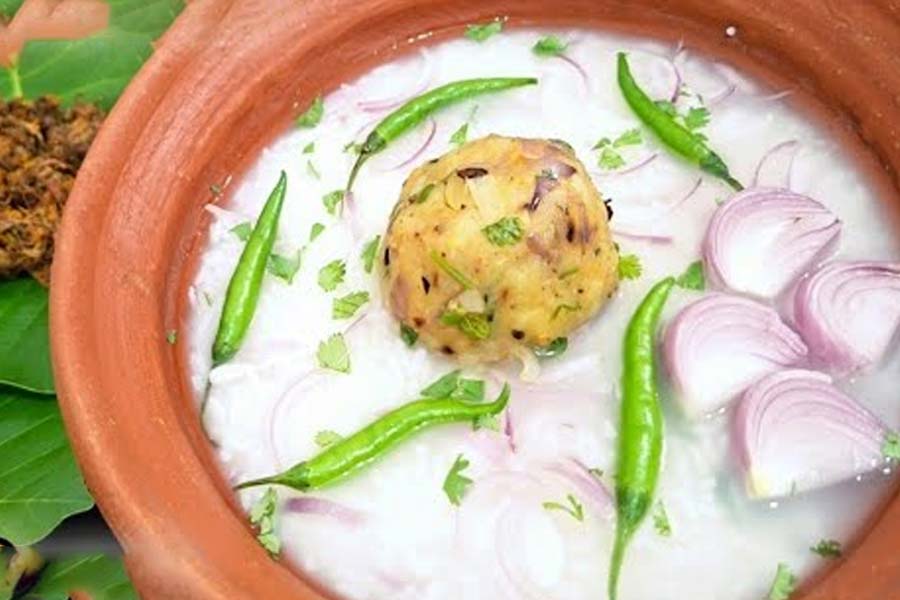 বিহার-ঝাড়খণ্ডে মজিয়ে নেওয়া ভাতকে ‘পানি ভাত’ বলা হয়। তৈরির পন্থা একই। তবে কেউ কেউ জল ঢালা ভাত পেঁয়াজ, শুকনো লঙ্কা পোড়া, আচার এবং সর্ষের তেল দিয়ে মাখেন। এর সঙ্গে খাওয়া হয় রকমারি ভাজাভুজি।