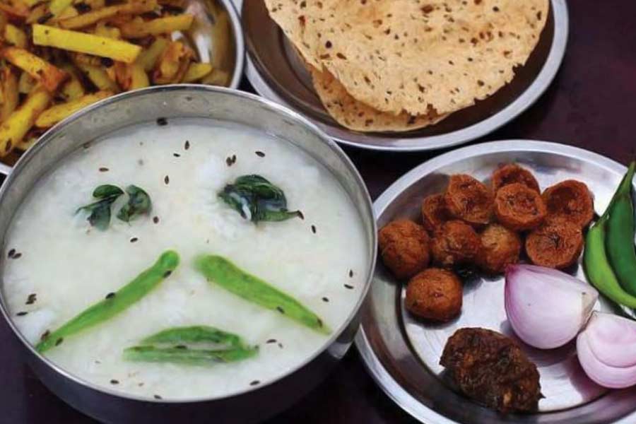 ছত্তীসগঢ়ে পান্তা পরিচিত 'বোরে বাসি' নামে। গরমের দিনে এই জেলাগুলিতে তাপপ্রবাহের ব্যাপক। তা আটকাতেই জল ঢালা ভাত, কাঁচা পেঁয়াজ খাওয়ার চল। রাতভর জলে ভিজিয়ে রাখা বাসি ভাত টক দই, লঙ্কা, তেল, পেঁয়াজ দিয়ে মাখা হয়। যে কোনও রকম শুকনো তরকারি, আচারও থাকে সঙ্গে।