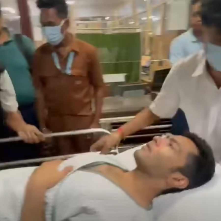 শনিবার সন্ধ্যায় স্ট্রেচারে শুইয়ে মিন্টো পার্কের হাসপাতালের ভিতরে নিয়ে যাওয়া হয় অভিষেক বন্দ্যোপাধ্যায়কে।