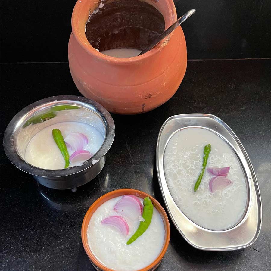 অন্ধ্রপ্রদেশ, তেলঙ্গানার মতো রাজ্যে গরমে শরীর ঠান্ডা রাখতে খাওয়া হয় ‘সাদ্দি অন্নম’। তবে জল ঢেলে নয়, ভাত এখানে রাতভর মজানো হয় দইয়ের পাতলা ছাসে।  পরের দিন মজে যাওয়া ভাতে আরও একটু ছাস মিশিয়ে হাতা দিয়ে ভাল করে মেখে, কাঁচা পেঁয়াজ, লঙ্কা দিয়ে খাওয়া হয়। সঙ্গে থাকে ভাজাভুজি।