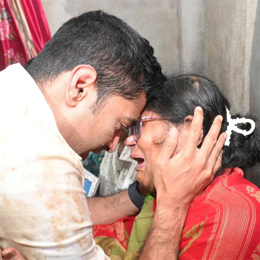 নিহত দলীয় কর্মীর পরিজনের সঙ্গে অভিষেক