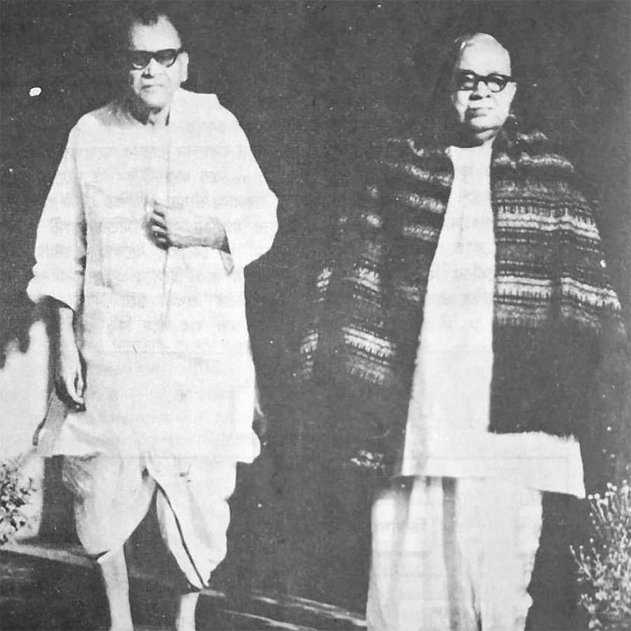 মহীরুহ: সুনীতিকুমার চট্টোপাধ্যায়ের সঙ্গে সুকুমার সেন (ডান দিকে)।