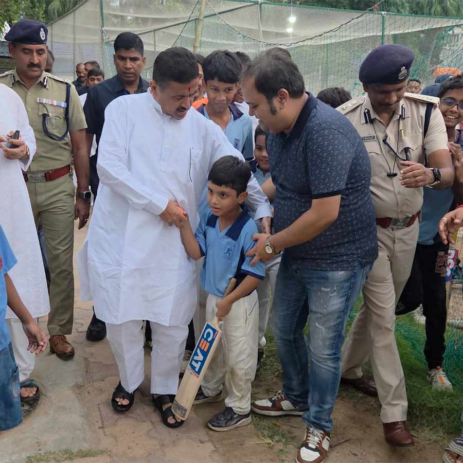 ভবানীপুরের হরিশ পার্কে ছোটদের সঙ্গে মুখ্যমন্ত্রী শুভেন্দু অধিকারী।