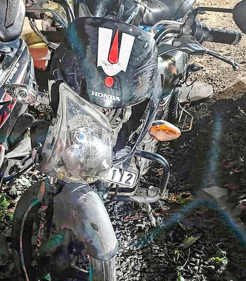 দুর্ঘটনার পরে সেই অ্যাপ-নির্ভর মোটরবাইক। শনিবার।