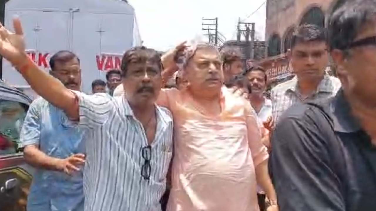 কল্যাণ বন্দ্যোপাধ্যায়কে ধরে নিয়ে যাচ্ছেন কর্মীরা। 