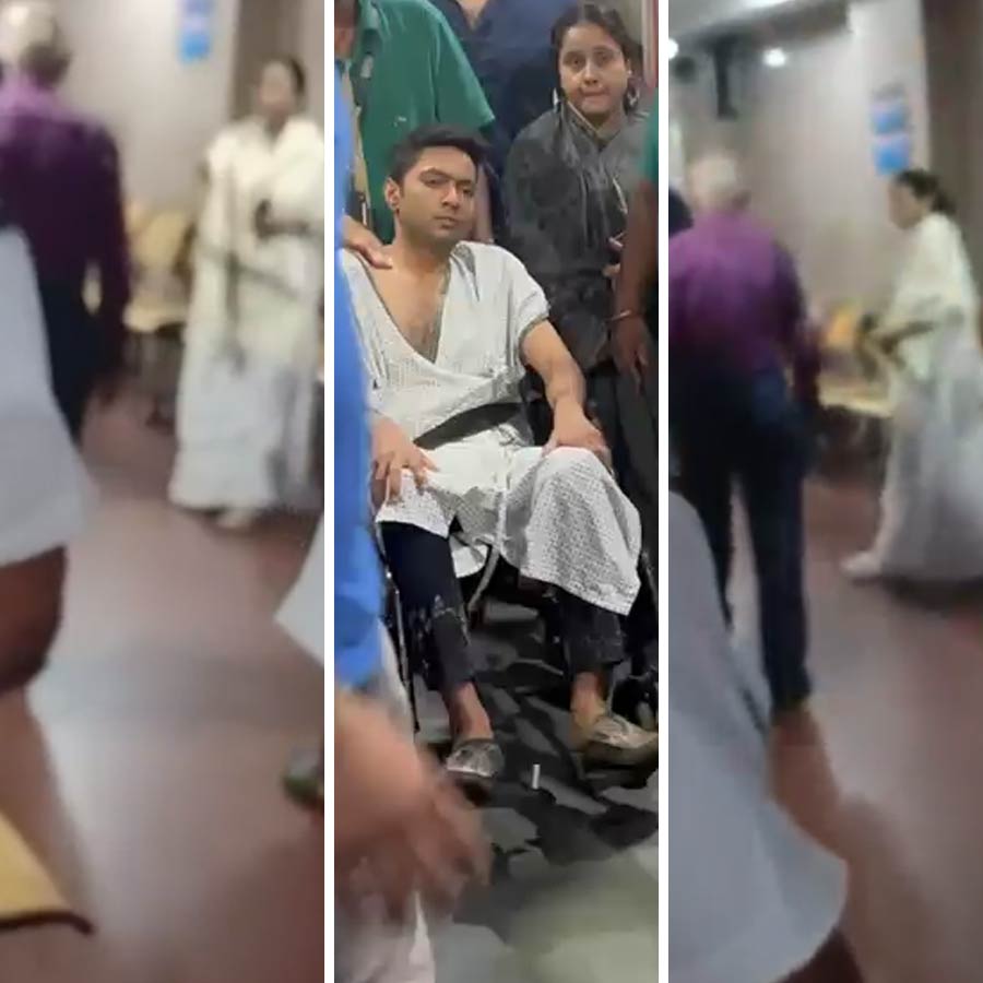মিন্টো পার্কের হাসপাতালে হুইলচেয়ারে অভিষেক বন্দ্যোপাধ্যায়। হাসপাতালের সিইও-কে শাসাচ্ছেন মমতা বন্দ্যোপাধ্যায়।