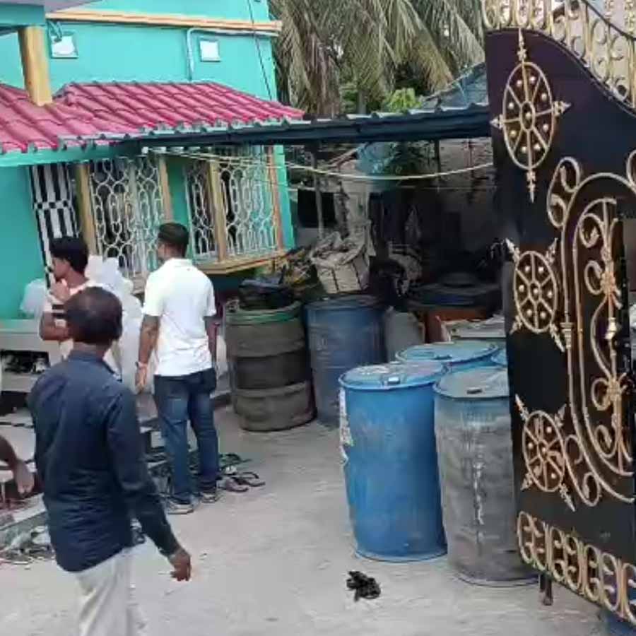 নামখানায় তৃণমূল নেতার বাড়ি থেকে বাজেয়াপ্ত তেলের ব্যারেল।