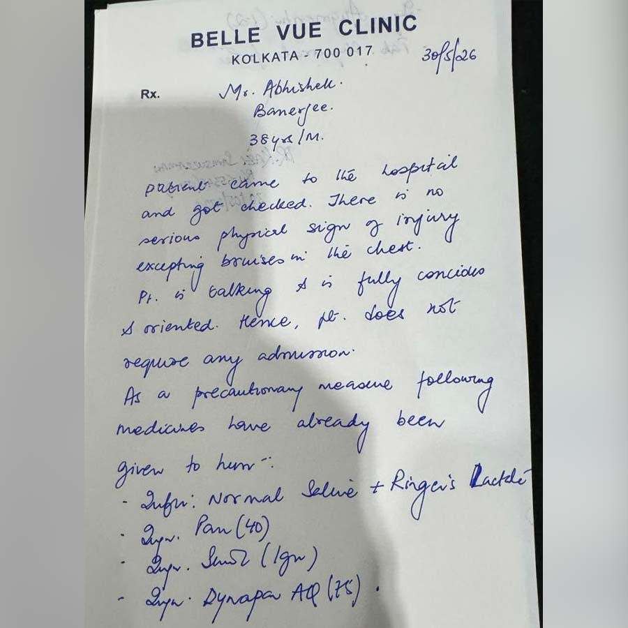 হাসপাতালে অভিষেক বন্দ্যোপাধ্যায়ের চিকিৎসা সংক্রান্ত নথি।