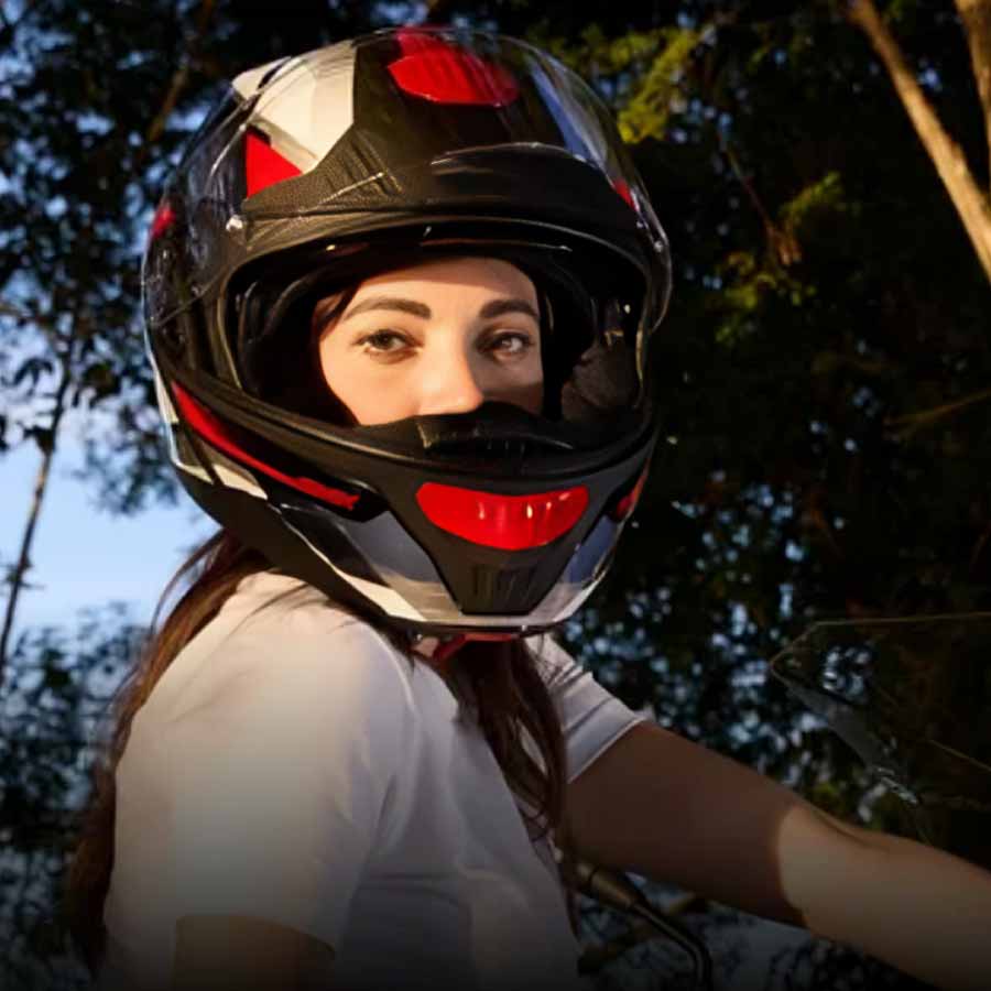 মুখ এবং মাথা ঢাকা হেলমেট।