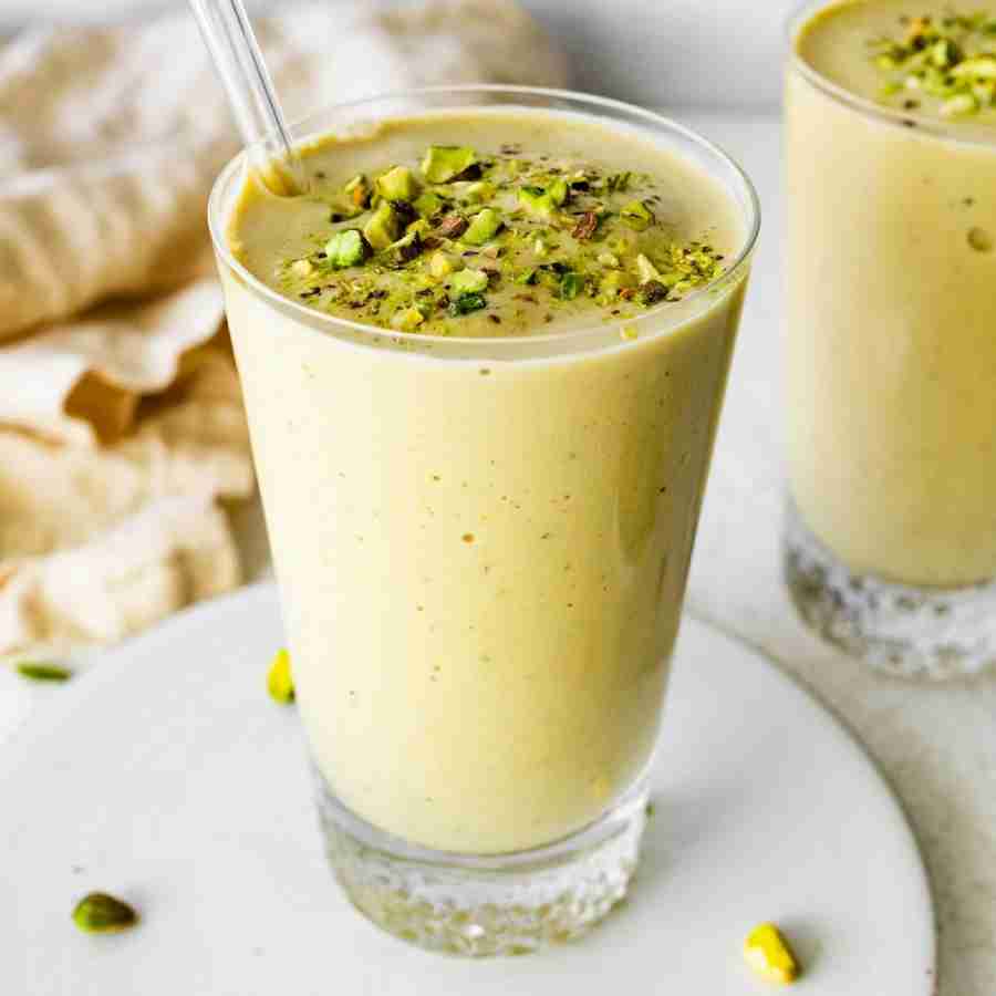 গোলাপ জল ও পেস্তার স্মুদি