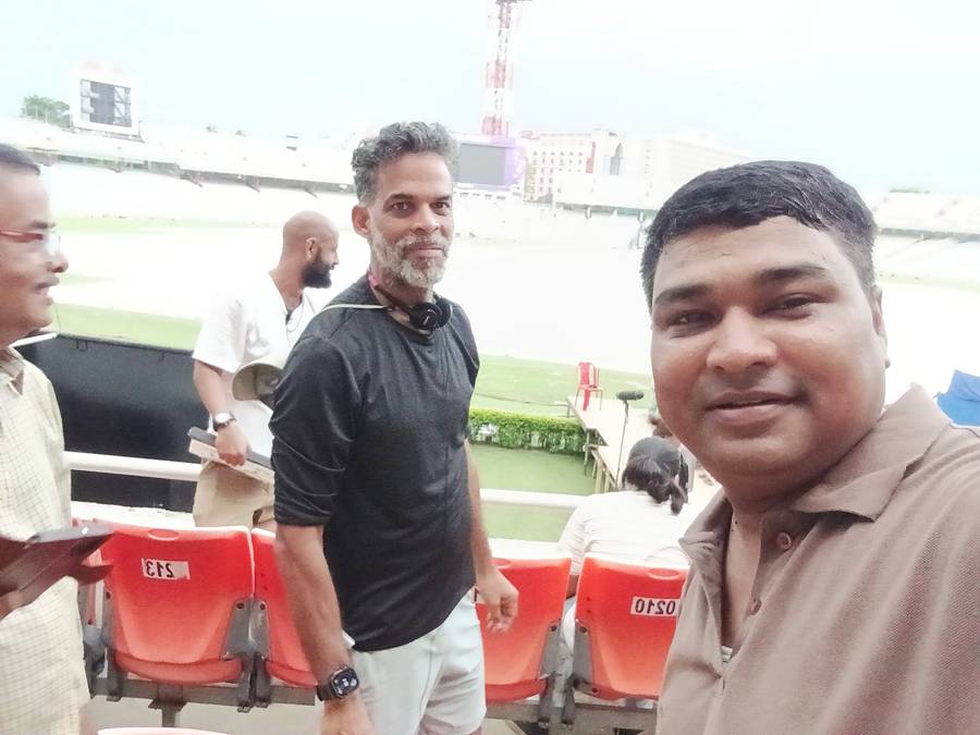 শুটিংয়ের ফাঁকে পরিচালক বিক্রমাদিত্য মোটওয়ানী।