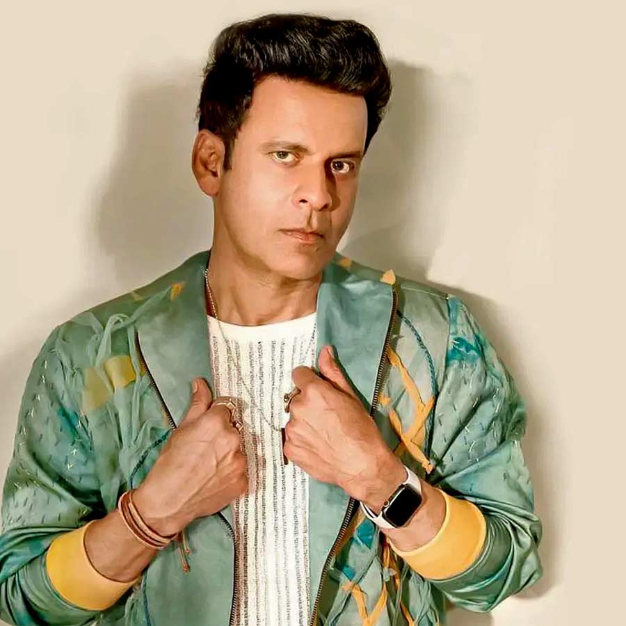 টেনে আনা হয় মনোজের পরিবারকেও!