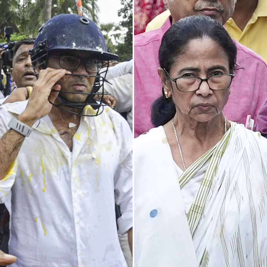 (বাঁ দিকে) অভিষেক বন্দ্যোপাধ্যায় এবং মমতা বন্দ্যোপাধ্য়ায় (ডান দিকে)।