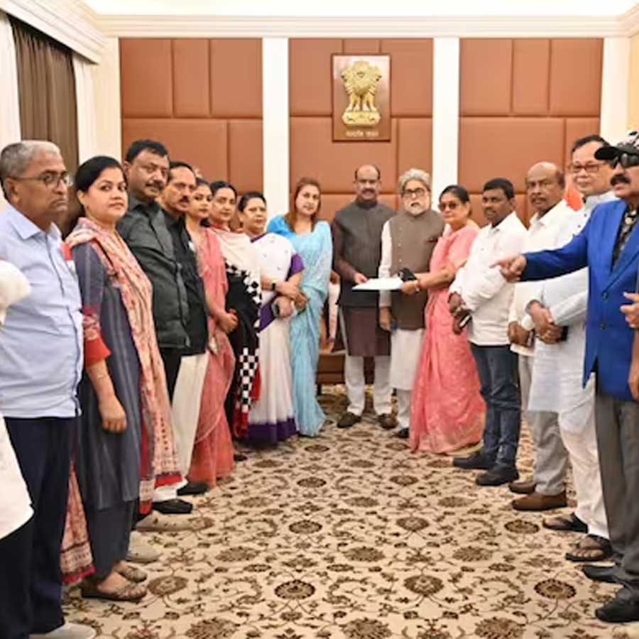 স্পিকার ওম বিড়লার সঙ্গে এনসিপিআই ২০ সাংসদ।