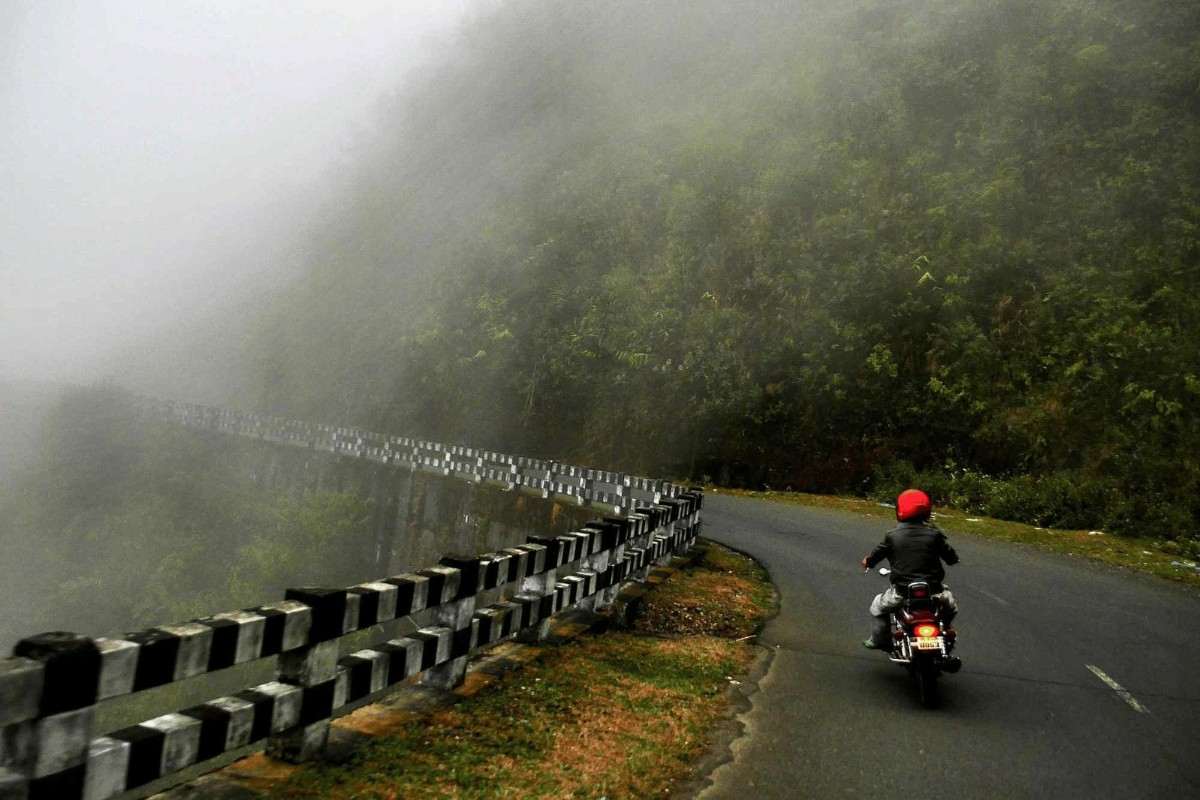 গন্তব্য তাওয়াং। এখানে রাস্তা আপনার পরীক্ষা নিতে পারে। ভালুকপং থেকে বমডিলা, দিরাং, সেলা হয়ে তাওয়াং— এই সফরে শুধু বাইক নয়, নিজের ধৈর্যেরও পরীক্ষা দিতে হবে। এক সময়ে সবুজ পাহাড়, তার পরে পাথুরে ঢাল, বরফ, মেঘ আর নিঃশব্দ উপত্যকা। দিরাং বা তাওয়াংয়ে স্থানীয় হোমস্টে, অতিথিশালা ও বাজেট স্টে-র ব্যবস্থা আছে। গন্তব্যে পৌঁছনোর আনন্দের চেয়ে পৌঁছনোর পথটাই বেশি মনে থাকবে!
