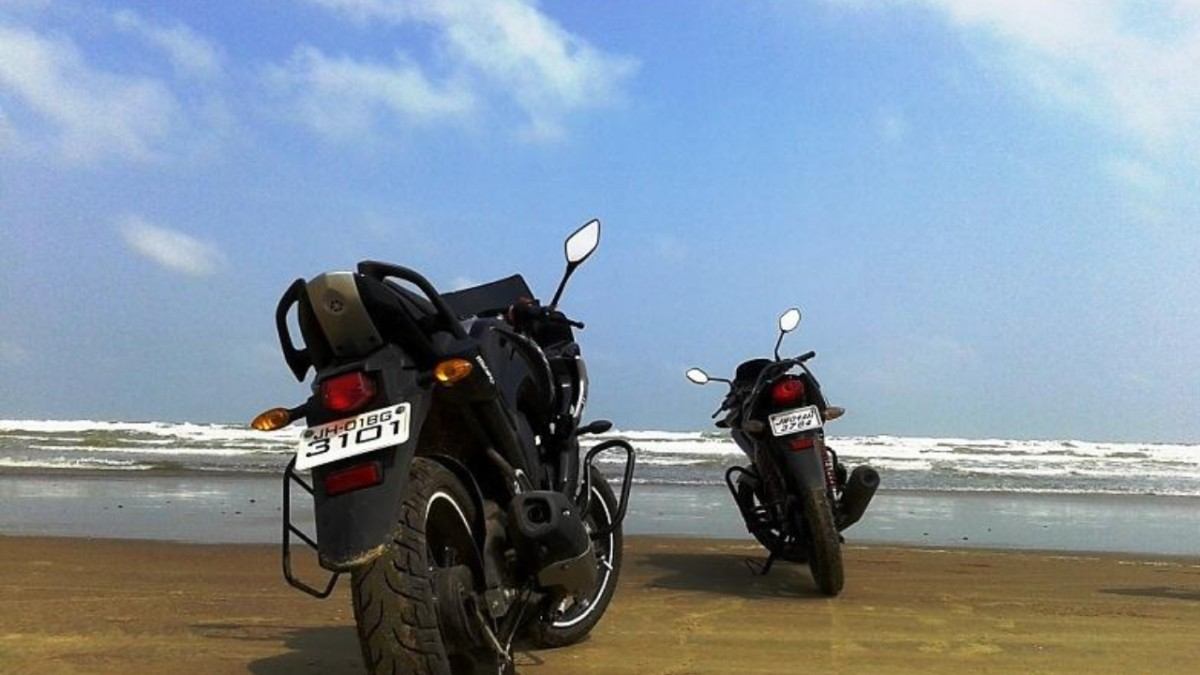  দিঘা নয়, উপকূলে থাক অন্য গল্প। দিঘা পৌঁছে ভিড়ে আটকে যাবেন কেন? বাইক নিয়ে শঙ্করপুর, তাজপুর পেরিয়ে আরও নিরিবিলি উপকূলের রাস্তা ধরুন। একদিকে ঝাউবন, অন্যদিকে সমুদ্র; মাঝে জেলেদের ছোট্ট গ্রাম আর কাঁচা রাস্তা। ভোরে সমুদ্রের ধারে বাইক থামিয়ে চা— ব্যস, পুজোর ছুটি জমে ক্ষীর! দিঘা ও তাজপুরে বাজেট হোটেল, হোমস্টে এবং সৈকতের কাছে থাকার জায়গা অঢেল।