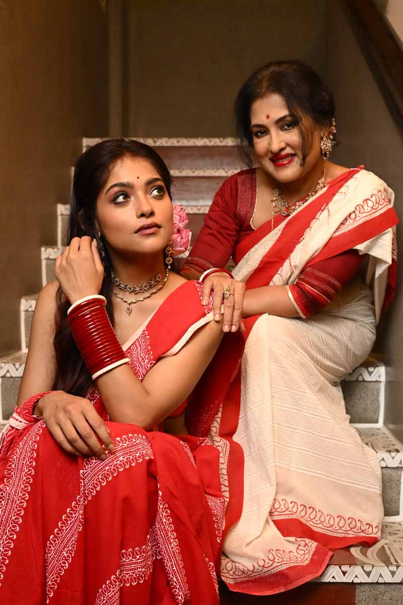 ক্যামেরা প্রস্তুত। মা ও মেয়ে দু’জনেই ক্যামেরার দিকে তাকিয়ে। মুখে হাসি। কিন্তু ক্রমাগত একে অপরের সাজ ঠিক করে চলেছেন। নিজেদের নিয়ে তত বেশি সচেতন নন, যত বেশি একে অপরকে নিয়ে। মধুমন্তী মৈত্রের মন মেয়ের গয়না, ও শাড়ির আঁচলের দিকে। অনুষা বিশ্বনাথনের মন মায়ের শাড়ি আর চুলের দিকে। এমন ভাবে পোজ় দিচ্ছেন, যাতে কোনও ভাবে কারও সাজ নষ্ট না হয়। মাতৃপক্ষ শুরু হতেই মা-মেয়ের রসায়ন ফ্রেমবন্দি হল আনন্দবাজার ডট কম-এর ক্যামেরায়।
