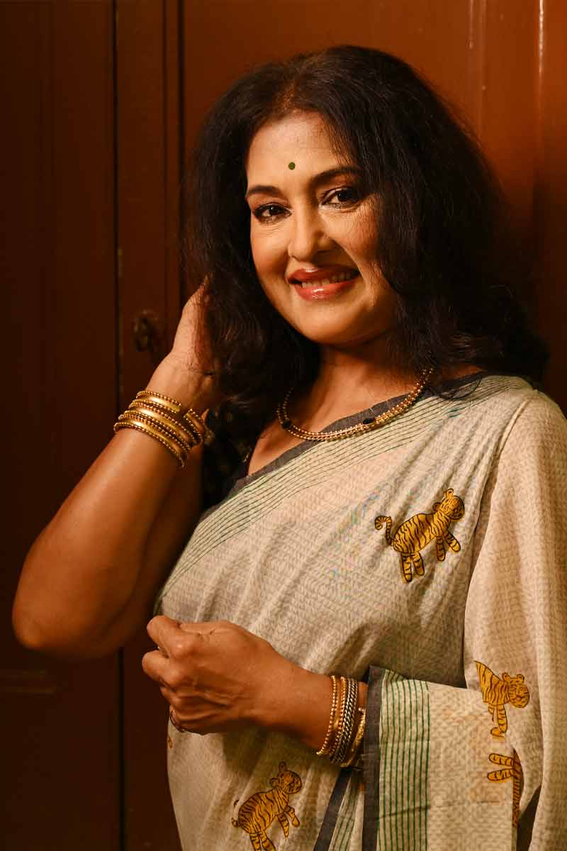 মধুমন্তীর প্রথম শাড়িটি নরম, হালকা রঙের। সুতির শাড়ির গা জুড়ে সোনালি-কমলা রঙের বাঘের মোটিফ। আর তার সঙ্গে সবুজ ডোরাকাটা পাড়। মানসিক রোগ থেকে সুস্থ হয়ে ওঠা কয়েক জনের হাতে আঁকা ছবি বেছে নেওয়া হয়েছে কর্মশালায়। সে সব ছবিই শাড়িতে ছাপা হয়েছে। এই শাড়ির বাঘ তার মধ্যে একটি।