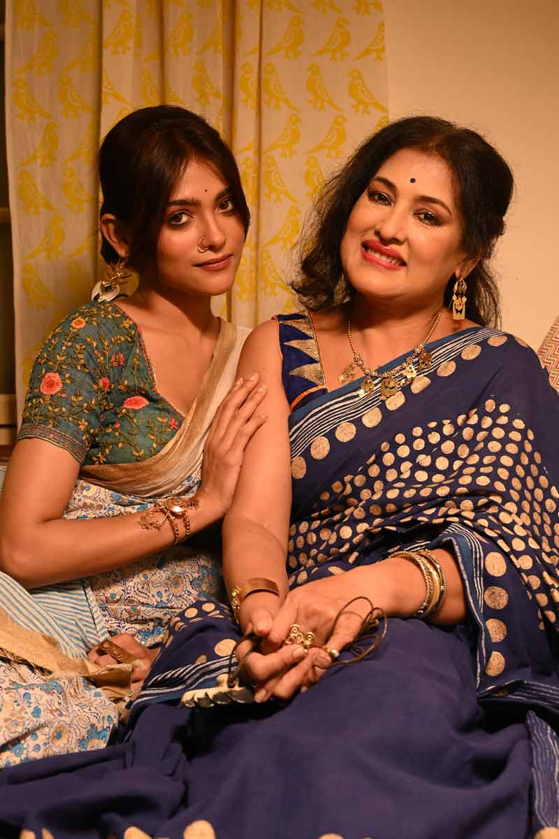 ‘‘কম বয়সে অনুষার মতো আমিও ‘বুড়ো’দের শাড়ি পরতেই ভালবাসতাম। যত হালকা, ফ্যাকাসে রং হবে, ততই আমার পছন্দ। আর এখন সমস্ত রংচঙে শাড়ি আমার নজর কাড়ে। অনুষার পছন্দ হালকা রং, প্যাস্টেলের শেড। এখন বরং আমিই ওকে বলি, একটু রং থাকুক সাজে,’’ বলছিলেন কয়েক দশক ধরে বাংলা সংস্কৃতি জগতে গুরুত্বপূর্ণ নানা অনুষ্ঠানের প্রস্ততকারক ও ইংরেজি সাহিত্যের অধ্যাপক মধুমন্তী। আর তাই তো জমকালো শাড়িটি বেছে নিলেন মা আর সাদার ছোঁয়া লাগা শাড়িতে সাজলেন তাঁর অভিনেত্রী কন্যা।