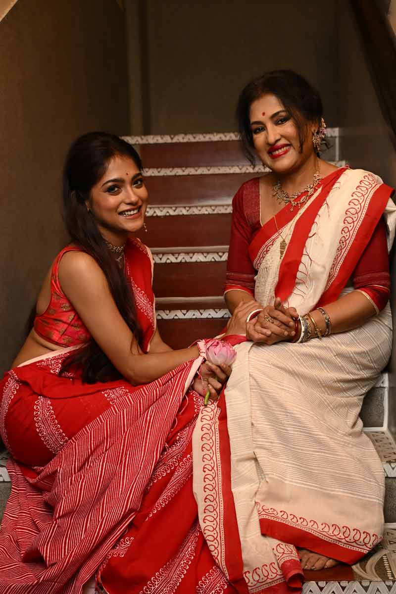 লাল-সাদা ছাড়া পুজোর সাজ সম্পূর্ণ হয় না বলে লোকে। মধুমন্তীরও তাই বক্তব্য। তাঁর কথায়, ‘‘লাল-সাদা পরে নিলে আর কিছু নিয়ে ভাবতে হয় না। সবচেয়ে সহজ এবং সবচেয়ে সুন্দর সাজ এটা বাঙালিদের। এমন শাড়ির সঙ্গে অনেক সময়ে গয়না পরারও দরকার পড়ে না। এই দুই রং এতটাই জাঁকজমকপূর্ণ।’’ সাবেক সাজই তাই মধুমন্তীর বেশি পছন্দ।