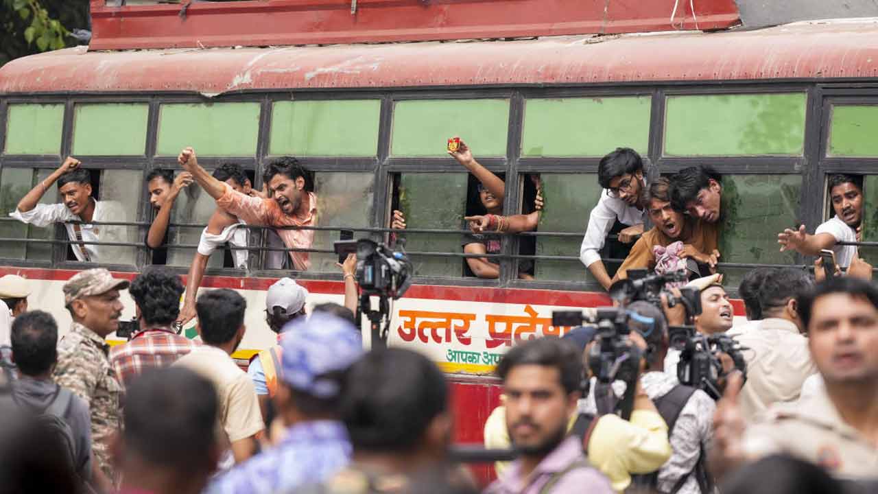 দিল্লিতে আটক হওয়া আন্দোলনকারীদের বাসে করে তুলে নিয়ে যাচ্ছে পুলিশ।