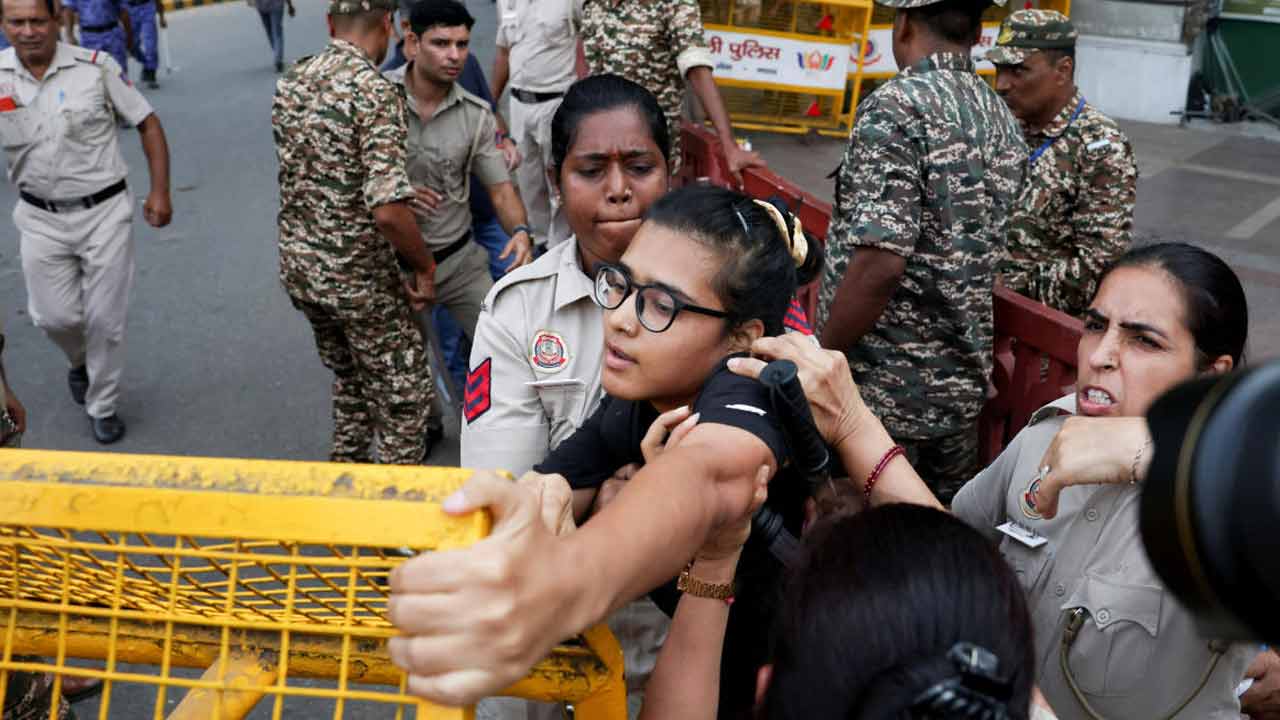 রবিবার দুপুরে দিল্লিতে কনট প্লেসের কাছে আটক হন আইসা নেত্রী নেহা বোরা।