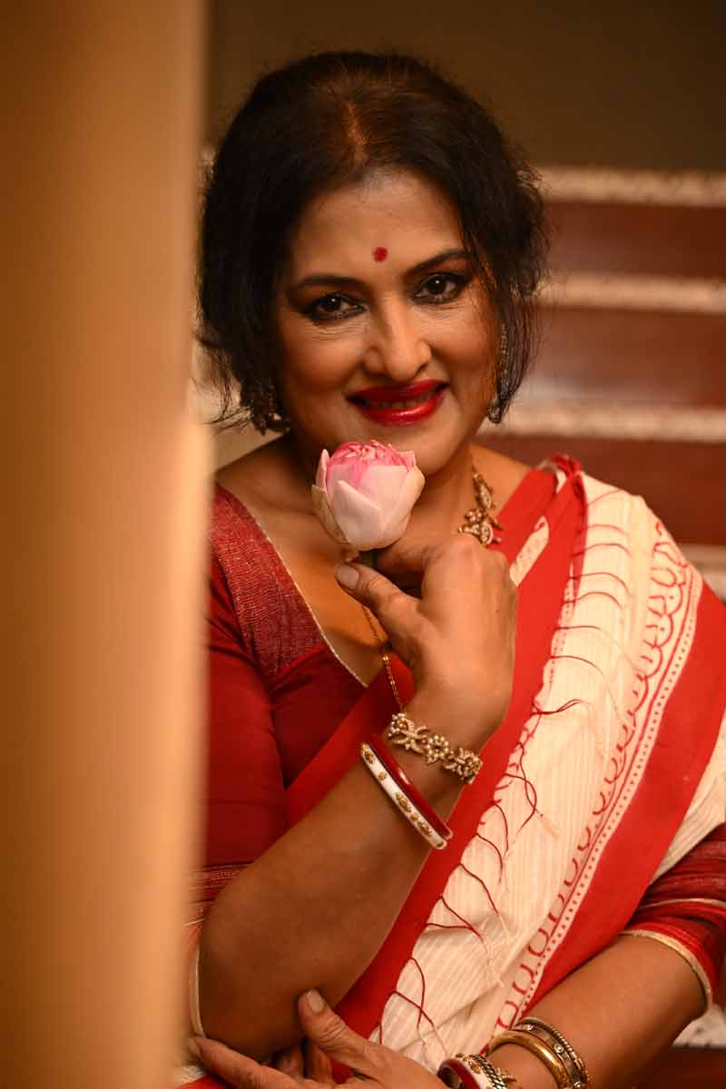 দু’জনের পুজোর সাজ একে অপরের থেকে বিচ্ছিন্ন নয়। যেন একে অপরের পরিপূরক। দুই ভিন্ন প্রজন্ম, কিন্তু শাড়িতে যে কত বয়স মিশে যায়, তার প্রমাণ মধুমন্তী-অনুষার সাজ। তাই তো প্রতিটি শাড়ির জোড়ায় কিছু না কিছু মিল রয়েই গিয়েছে। ঠিক যে ভাবে মায়ের শাড়ি মেয়ে পরেন, মেয়ের শাড়িও মা পরেন। একে অপরকে সেজে উঠতে সাহায্য করেন।