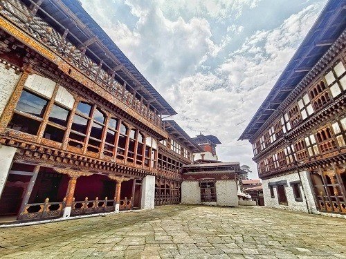  ট্রংসা জং: ভুটানের ইতিহাসে গুরুত্বপূর্ণ স্থান ট্রংসা জং। গভীর উপত্যকার উপর পাহাড়ের ঢালে অবস্থিত এই বিশাল দুর্গের স্থাপত্য বেশ আকর্ষণীয়। এক সময় ভুটানের রাজনৈতিক ইতিহাসে গুরুত্বপূর্ণ ভূমিকা পালন করেছে এই দুর্গ। এখান থেকে চারপাশের পাহাড়ি দৃশ্যও উপভোগ করা যায়। ইতিহাস ও ঐতিহ্যে আগ্রহ থাকলে জায়গাটি ঘুরে দেখতে পারেন।