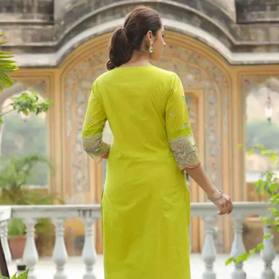 গায়ের সঙ্গে আঁটসাঁট হয়ে থাকে, এমন কুর্তি এড়িয়ে চলুন। পেটের কাছের অংশটি যদি ত্বকের সঙ্গে খুব আষ্টেপৃষ্ঠে জড়িয়ে থাকে, তা হলে হাঁটতে এবং বসতে অস্বস্তি তো হবেই। 